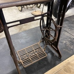 シンガーのミシン台(サビあり)の画像