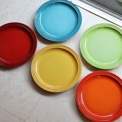ル・クルーゼ　お皿5枚とコップセット　23 cm レインボー　Le Creusetの画像