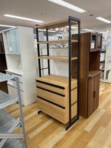 【トレファクラパーク岸和田店】木目の美しいキッチンボードを入荷致しました！