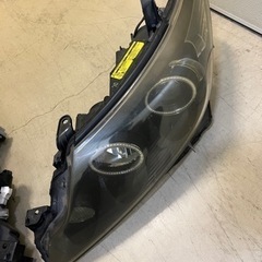 車、エスティマヘッドライトの画像
