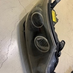 車、エスティマヘッドライトの画像