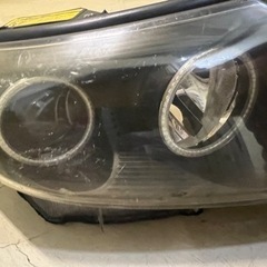 車、エスティマヘッドライトの画像