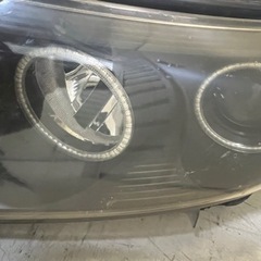 車、エスティマヘッドライトの画像