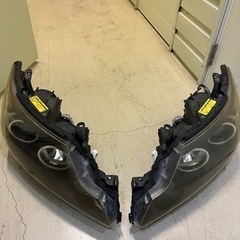 車、エスティマヘッドライト