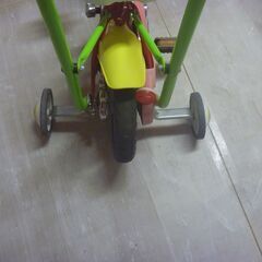 チャギントン幼児自転車、補助輪、補助持ち手付きの画像
