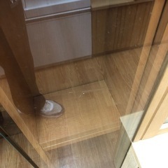 ガラス扉付き本棚　お売りします！の画像
