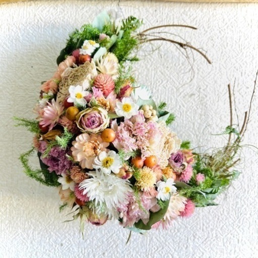母の日にもどうぞ　お手入れなしで長いこと飾れる　ドライフラワーリース　三日月リース