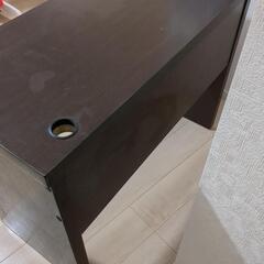 シンプルな机の画像