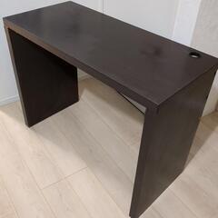 シンプルな机の画像