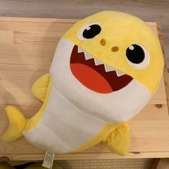 ベイビーシャーク　黄　音楽が流れる　ぬいぐるみ