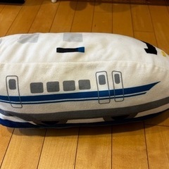 　新幹線ルームシューズとプラレールクッションの画像
