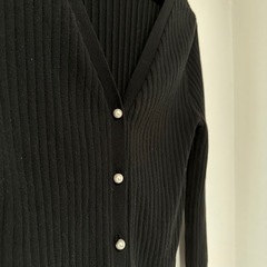 黒カーディガン　レディースの画像
