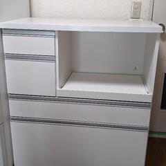 キッチンボード　一部壊れてます