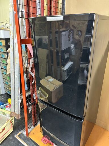 ☆中古￥6,800！MITSUBISHI　146㍑2ドア冷蔵庫　家電　2013年製　MR-P15X-B型　幅48cmｘ奥行60cmｘ高さ121cm　【BD011】