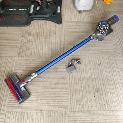 【超美品‼️】ダイソン コードレススティッククリーナー サイクロン式掃除機 V6fluffy 充電器\u0026蛇腹新品♪