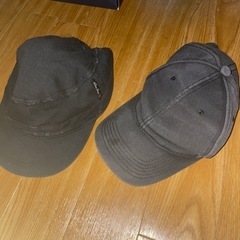 黒い帽子（キャップ）ふたつ差し上げます。