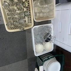 掘り出し物多数あり　4/8(月)午前10時30分〜16時　食器類1点100円〜　カップ&ソーサー・小鉢・ステーキ皿(鉄)・椅子・洗濯機等々の画像