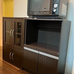 木製食器棚の画像