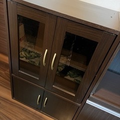 木製食器棚の画像