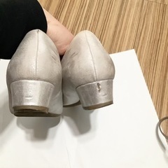 【23.5cm】シルバーのパンプスの画像