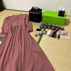 日用品、化粧品や洋服など色々
