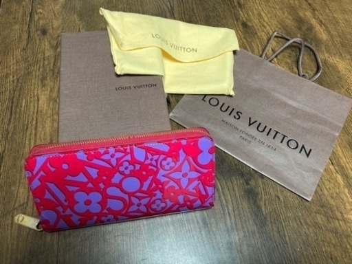 ルイヴィトンのバレンタイン限定モデルの長財布　箱　財布カバー　袋付き