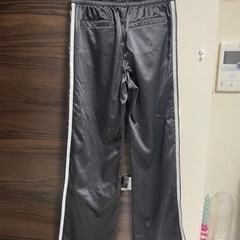 adidas 古着　シルクぽい素材　スリット入りの画像