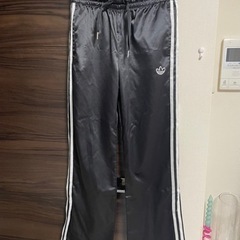 adidas 古着　シルクぽい素材　スリット入りの画像
