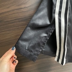 adidas 古着　シルクぽい素材　スリット入りの画像