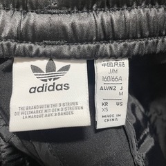 adidas 古着　シルクぽい素材　スリット入りの画像