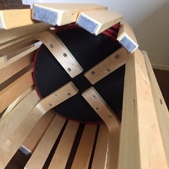 赤い木製スツール6脚の画像