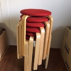 赤い木製スツール6脚の画像