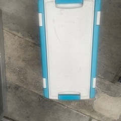 テーブルになるクーラーボックスの画像