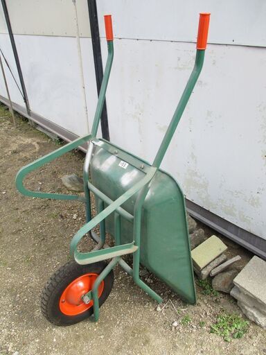 一輪車　　ネコ　農作業に