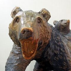 北海道名産 木彫りの熊 クマの置物 咆哮する親熊 小熊 シャケ 全長41cm 木製 伝統工芸 オブジェ 彫刻 札幌市東区 新道東店の画像