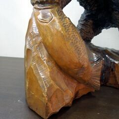 北海道名産 木彫りの熊 クマの置物 咆哮する親熊 小熊 シャケ 全長41cm 木製 伝統工芸 オブジェ 彫刻 札幌市東区 新道東店の画像