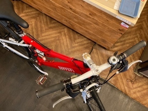 【Ferrari 後輪タイヤ・チューブ新品！】サスペンション付き　3×7速　700×32cクロスバイク　レッド×ホワイト