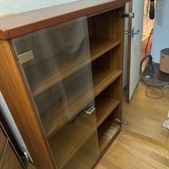 ガラス扉付き本棚　差し上げます。の画像