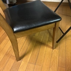 折り畳み丸テーブルと椅子2脚の画像