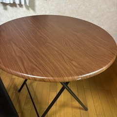 折り畳み丸テーブルと椅子2脚の画像