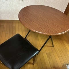 折り畳み丸テーブルと椅子2脚の画像