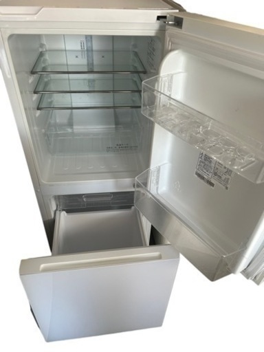 ★極上美品 中古★Hisense☆134L☆2ドア冷凍冷蔵庫☆右開き☆スタイリッシュデザイン!!☆LED照明!!【HR-G13A-W】2017年製