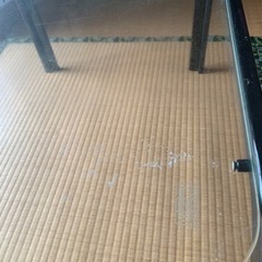 ガラス板のテーブルの画像