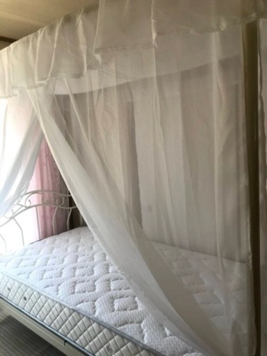 天蓋付きベッド