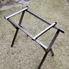 差し上げます❗キャンプ用品。折り畳み式スタンド。やや使用感はあり...