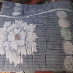 座布団五枚セットと　西川産業の座布団カバー５枚　の画像