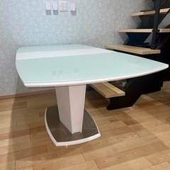 【最終値下げ】おしゃれでモダンなダイニングテーブル（伸長式）の画像
