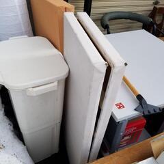 第３弾　本日も開催します！　どれも無料で差し上げます！　家具　テーブル　棚　椅子　照明　パソコンデスク　ゴミ箱　タンス　工具　１人用バーベＱコンロ　ミニスキーの画像