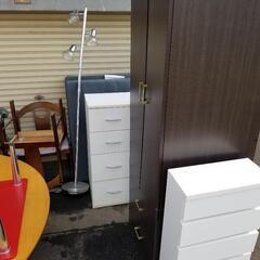第３弾　本日も開催します！　どれも無料で差し上げます！　家具　テーブル　棚　椅子　照明　パソコンデスク　ゴミ箱　タンス　工具　１人用バーベＱコンロ　ミニスキーの画像