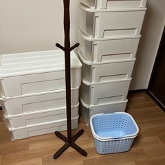 机、衣装ケース、ラック、カゴセットの画像
